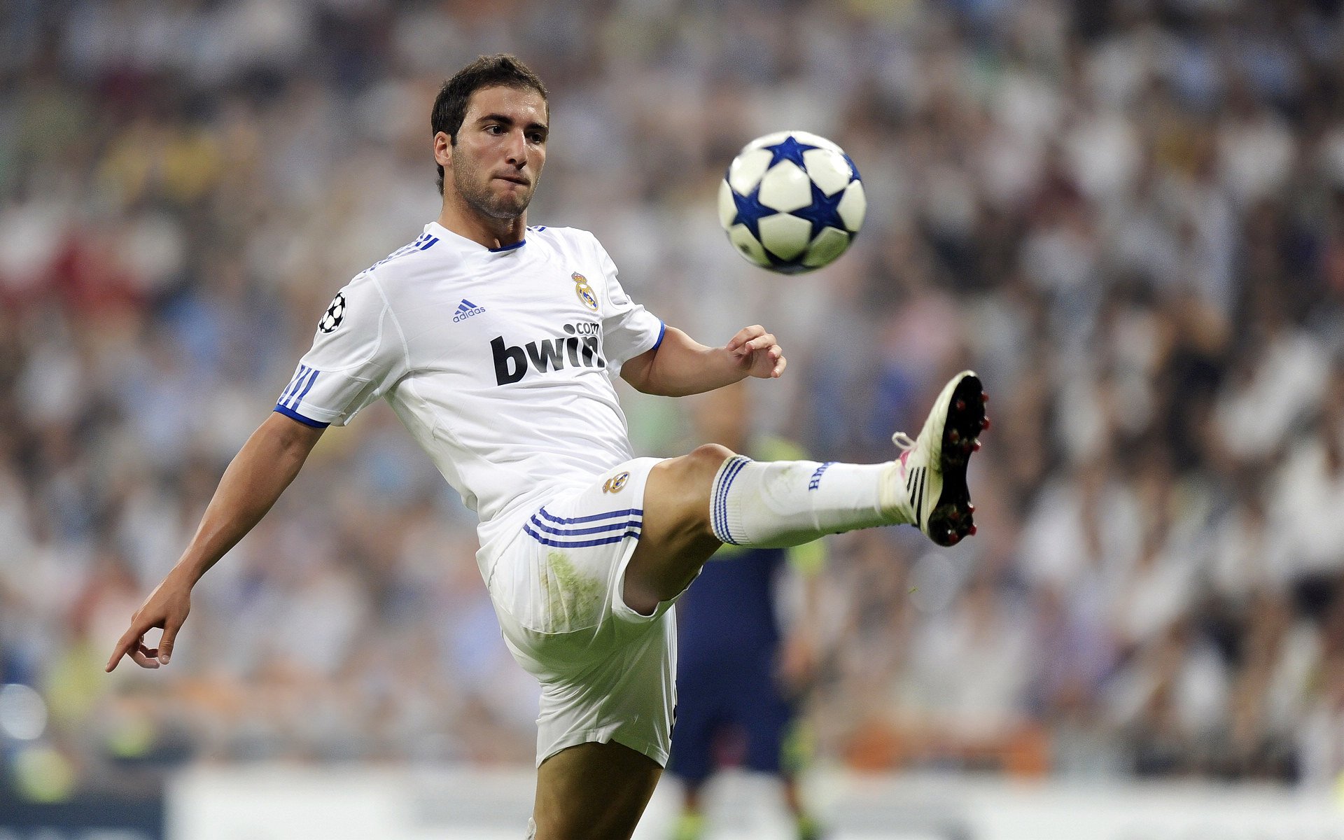 萨拉赫回归赛场，比分优势明显首场状态亮眼，老鹰观众沸腾！